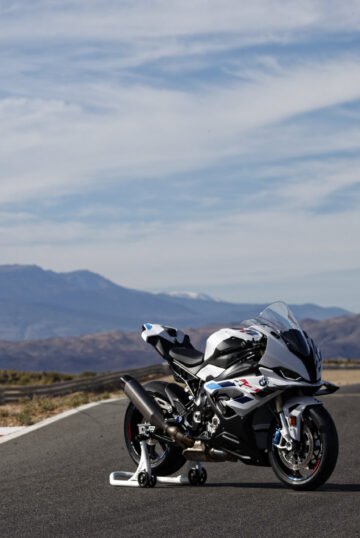 P90490357_highRes_the-new-bmw-s-1000-r