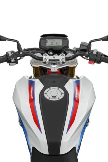 P90470140_lowRes_bmw-g-310-r-polar-wh