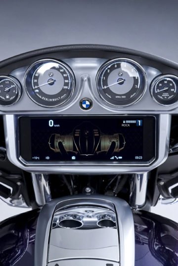 P90431077_highRes_the-new-bmw-r-18-tra